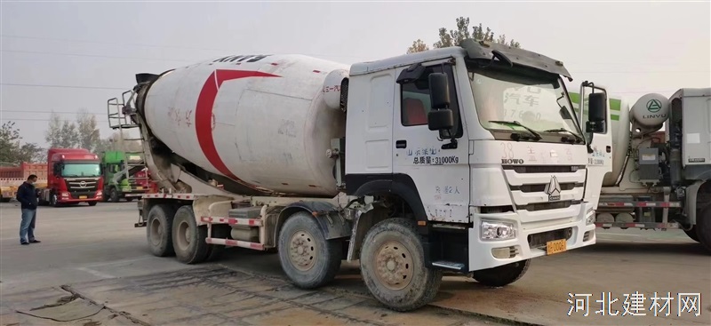 出售豪沃搅拌车（山东）